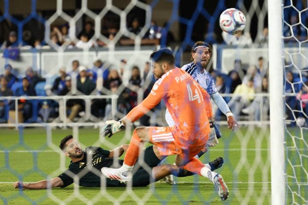 SAN JOSE, CA - SEPTEMBER 26: San Jose Earthquakes midfielder Eduard Löwen (23) shoots a goal during a MLS, Fussball Herren, USA match between the Portland Timbers and the San Jose Earthquakes on September 26, 2026, at PayPal Park in San Jose, CA. (Photo by Trinity Machan) SOCCER: SEP 26 MLS San Jose Earthquakes vs Portland Timbers EDITORIAL USE ONLY Icon260926000107758