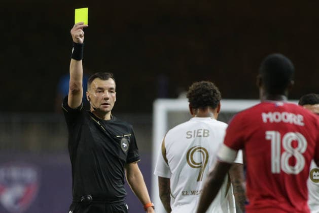 September 26, 2026, Frisco, Texas, USA: The head official pulls out a red card during a soccer game between Los Angeles FC and FC Dallas at Toyota Stadium in Frisco, TX. Soccer 2026: FC Dallas 1:0 Los Angeles FC  - ZUMAh193 20260926_zsp_h193_040 Copyright: xDanielxMcGregor-Huyerx