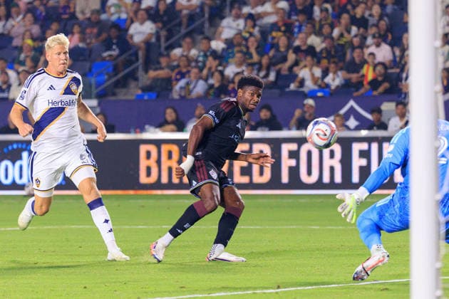 September 26, 2026, Carson, California, USA: Donavan Phillip 32 of the Colorado Rapids kicks for a goal during a regular-season MLS, Fussball Herren, USA match against the LA Galaxy on Saturday September 26, 2026 at Dignity Health Sports Park Stadium in Carson, California. JAVIER ROJAS PI Carson USA - ZUMAp124 20260926_zaa_p124_003 Copyright: xJavierxRojasx