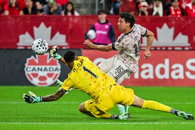 Dayne St. Clair (L) of Canada vies for the ball with Gonzalo Tapia of Chile during a friendly match at BMO Field in Toronto, Canada, 26 September 2026. International Friendly, Länderspiel, Nationalmannschaft Canada vs. Chile !ACHTUNG: NUR REDAKTIONELLE NUTZUNG!  Copyright: xEduardoxLimax AMDEP3225 20260927-55021516108_1
