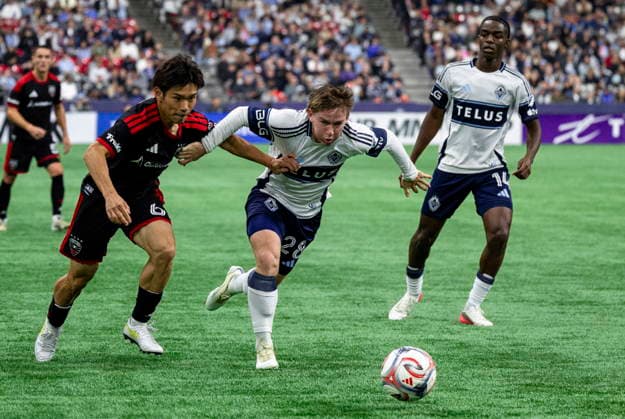September 26, 2026, Vancouver, Bc, CANADA: Vancouver Whitecaps Tate Johnson (28) and D.C. United s Keisuke Kurokawa (6) vie for the ball during the first half of an MLS, Fussball Herren, USA soccer match, in Vancouver, on Saturday, Sept. 26, 2026. Canada News - September 26, 2026 - ZUMAc35_ 20260926_zaf_c35_210 Copyright: xJacobxMallarix