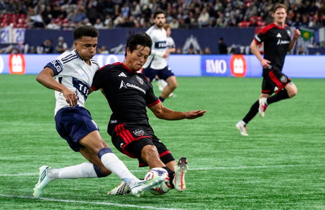 September 26, 2026, Vancouver, Bc, CANADA: Vancouver Whitecaps Rui Modesto (left) and D.C. United s Hosei Kijima vie for the ball during the second half of an MLS, Fussball Herren, USA soccer match, in Vancouver, on Saturday, Sept. 26, 2026. Canada News - September 26, 2026 - ZUMAc35_ 20260926_zaf_c35_211 Copyright: xJacobxMallarix