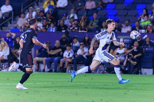 September 26, 2026, Carson, California, USA: Robert Taylor 21 of the LA Galaxy and Keegan Rosenberry 2 of the Colorado Rapids chase after a long pass during their regular season MLS, Fussball Herren, USA game on Saturday September 26, 2026 at the Dignity Health Sports Park Stadium in Carson, California. Galaxy defeat Rapids, 3-2. ARIANA RUIZ PI LA Galaxy Vs. Rapids  - ZUMAp124 20260926_zaa_p124_017 Copyright: xArianaxRuizx