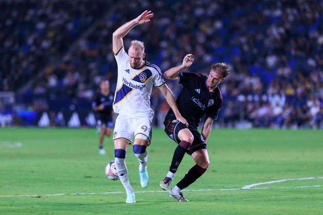 September 26, 2026, Carson, California, USA: Joao Klauss 99 of the LA Galaxy receives the ball as Rob Holding 6 of the Colorado Rapids attempts to steal during their regular season MLS, Fussball Herren, USA game on Saturday September 26, 2026 at the Dignity Health Sports Park Stadium in Carson, California. Galaxy defeat Rapids, 3-2. ARIANA RUIZ PI LA Galaxy Vs. Rapids  - ZUMAp124 20260926_zaa_p124_037 Copyright: xArianaxRuizx