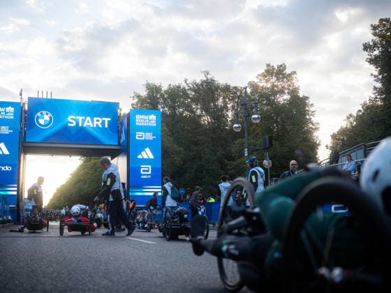 BERLIN, GERMANY - SEPTEMBER 27, 2026: The Hand biker before the 52. BMW Berlin Marathon at Berlin on September 27, 2026 in Berlin, Germany. Copyright: xBEAUTIFULxSPORTS Kuehnx