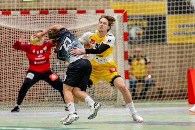 Krefeld, 26.09.2026, Handball, Herren, 3. Liga, Süd-West, 6. Spieltag, 2026 2027: HSG Krefeld Niederrhein Bergische Panther Lars Jagieniak (HSG Krefeld Niederrhein, 33) im Zweikampf mit Joe Ballmann (Bergische Panther, 27)