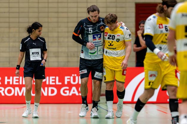 Krefeld, 26.09.2026, Handball, Herren, 3. Liga, Süd-West, 6. Spieltag, 2026 2027: HSG Krefeld Niederrhein Bergische Panther Lukas Siegler (HSG Krefeld Niederrhein, 20) stützt den verletzt vom Feld humpelnden Maurice Meurer (Bergische Panther, 5)