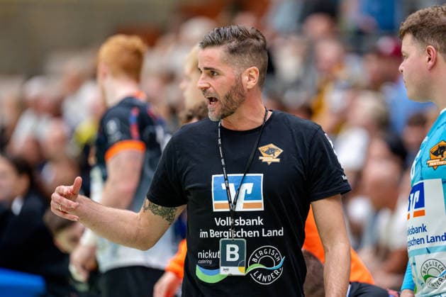Krefeld, 26.09.2026, Handball, Herren, 3. Liga, Süd-West, 6. Spieltag, 2026 2027: HSG Krefeld Niederrhein Bergische Panther Alexander Oelze (Trainer Bergische Panther) gibt Anweisungen während des Spiels
