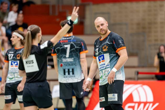 Krefeld, 26.09.2026, Handball, Herren, 3. Liga, Süd-West, 6. Spieltag, 2026 2027: HSG Krefeld Niederrhein Bergische Panther Sam Lindemann (Bergische Panther, 13) erhält von Schiedsrichterin Elfi Oliger eine 2-Minuten Zeitstrafe