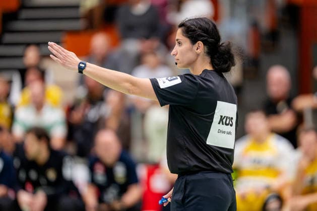 Krefeld, 26.09.2026, Handball, Herren, 3. Liga, Süd-West, 6. Spieltag, 2026 2027: HSG Krefeld Niederrhein Bergische Panther Schiedsrichterin Mandana Khalil zeigt in welche Richtung das Spiel weitergeht