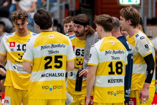 Krefeld, 26.09.2026, Handball, Herren, 3. Liga, Süd-West, 6. Spieltag, 2026 2027: HSG Krefeld Niederrhein Bergische Panther Julius Rose (HSG Krefeld Niederrhein, 63) gibt seinen Mitspielern in einer Auszeit Anweisungen