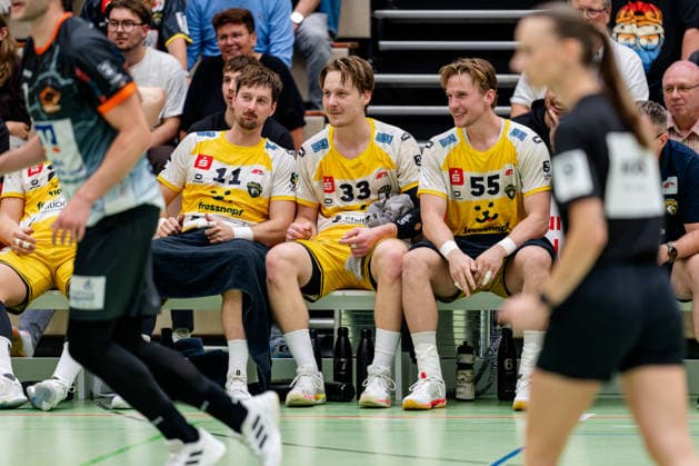 Krefeld, 26.09.2026, Handball, Herren, 3. Liga, Süd-West, 6. Spieltag, 2026 2027: HSG Krefeld Niederrhein Bergische Panther Es herrscht sichtlich gute Laune auf der Spielerbank der Krefelder v.l.n.r. Lucas Schneider (HSG Krefeld Niederrhein, 11), Lars Jagieniak (HSG Krefeld Niederrhein, 33) und Niklas Ingenpaß (HSG Krefeld Niederrhein, 55)