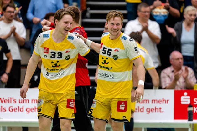 Krefeld, 26.09.2026, Handball, Herren, 3. Liga, Süd-West, 6. Spieltag, 2026 2027: HSG Krefeld Niederrhein Bergische Panther Gute Laune nachdem Spiel bei Lars Jagieniak (HSG Krefeld Niederrhein, 33) und Niklas Ingenpaß (HSG Krefeld Niederrhein, 55)