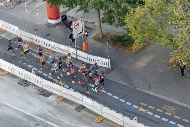 km 13 , BVG-Baustelle; Hindernislauf der Frauen-Spitze Laeufer-Spitze der Frauen