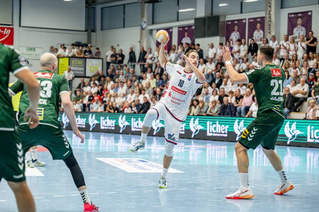2. Handball Bundesliga; TV Hüttenberg - GWD Minden, 26.09.26 Paul Ohl (TV Hüttenberg, 10), Mika Sajenev (GWD Minden, 21) 2. Handball Bundesliga; TV Hüttenberg - GWD Minden: Hüttenberg, 26.09.26 Copyright: xBEAUTIFULxSPORTS Roeczeyx