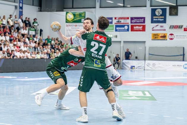2. Handball Bundesliga; TV Hüttenberg - GWD Minden, 26.09.26 Hendrik Schreiber (TV Hüttenberg, 51), Karolis Antanavicius (GWD Minden, 8), Max Staar (GWD Minden, 27) 2. Handball Bundesliga; TV Hüttenberg - GWD Minden: Hüttenberg, 26.09.26 Copyright: xBEAUTIFULxSPORTS Roeczeyx