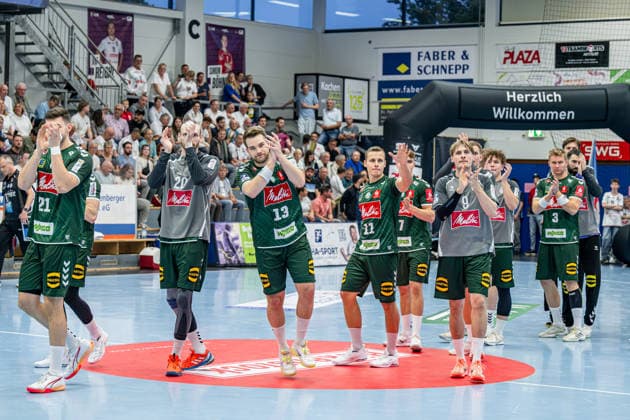 2. Handball Bundesliga; TV Hüttenberg - GWD Minden, 26.09.26 Ian Weber (GWD Minden, 13) und der GWD Minden beim Einlauf ins Hüttenberger Sportzentrum 2. Handball Bundesliga; TV Hüttenberg - GWD Minden: Hüttenberg, 26.09.26 Copyright: xBEAUTIFULxSPORTS Roeczeyx