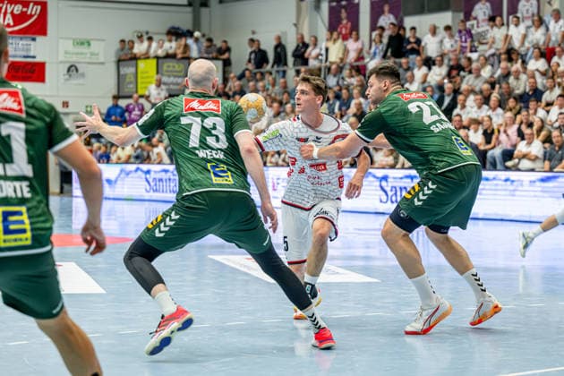 2. Handball Bundesliga; TV Hüttenberg - GWD Minden, 26.09.26 Torsten Anselm (TV Hüttenberg, 25), Alexander Weck (GWD Minden, 73), Mika Sajenev (GWD Minden, 21) 2. Handball Bundesliga; TV Hüttenberg - GWD Minden: Hüttenberg, 26.09.26 Copyright: xBEAUTIFULxSPORTS Roeczeyx