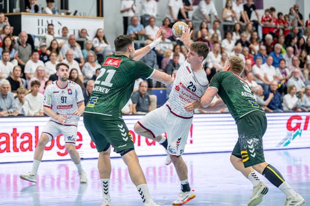 2. Handball Bundesliga; TV Hüttenberg - GWD Minden, 26.09.26 Torsten Anselm (TV Hüttenberg, 25), Daniel Astrup Pedersen (GWD Minden, 3), Mika Sajenev (GWD Minden, 21), David Kuntscher (TV Hüttenberg, 97) 2. Handball Bundesliga; TV Hüttenberg - GWD Minden: Hüttenberg, 26.09.26 Copyright: xBEAUTIFULxSPORTS Roeczeyx