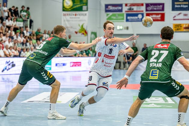 2. Handball Bundesliga; TV Hüttenberg - GWD Minden, 26.09.26 Paul Ohl (TV Hüttenberg, 10), Karolis Antanavicius (GWD Minden, 8), Max Staar (GWD Minden, 27) 2. Handball Bundesliga; TV Hüttenberg - GWD Minden: Hüttenberg, 26.09.26 Copyright: xBEAUTIFULxSPORTS Roeczeyx