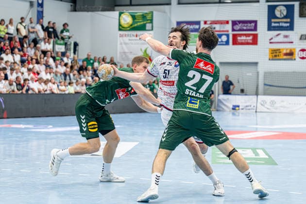 2. Handball Bundesliga; TV Hüttenberg - GWD Minden, 26.09.26 Hendrik Schreiber (TV Hüttenberg, 51), Karolis Antanavicius (GWD Minden, 8), Max Staar (GWD Minden, 27) 2. Handball Bundesliga; TV Hüttenberg - GWD Minden: Hüttenberg, 26.09.26 Copyright: xBEAUTIFULxSPORTS Roeczeyx