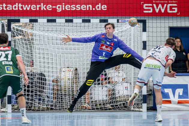 2. Handball Bundesliga; TV Hüttenberg - GWD Minden, 26.09.26 Malte Semisch (GWD Minden, 1), David Kuntscher (TV Hüttenberg, 97) 2. Handball Bundesliga; TV Hüttenberg - GWD Minden: Hüttenberg, 26.09.26 Copyright: xBEAUTIFULxSPORTS Roeczeyx
