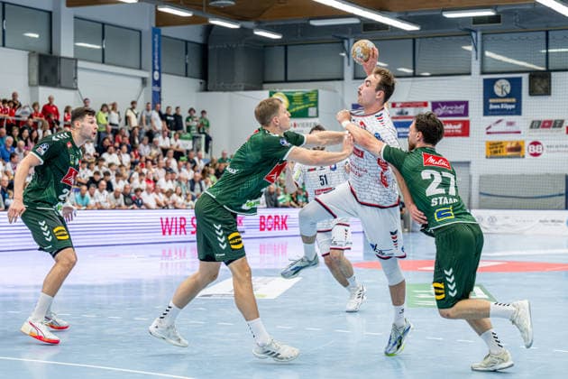 2. Handball Bundesliga; TV Hüttenberg - GWD Minden, 26.09.26 Paul Ohl (TV Hüttenberg, 10), Max Staar (GWD Minden, 27), Karolis Antanavicius (GWD Minden, 8), . 2. Handball Bundesliga; TV Hüttenberg - GWD Minden: Hüttenberg, 26.09.26 Copyright: xBEAUTIFULxSPORTS Roeczeyx