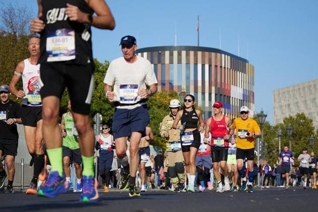 52. Berlin-Marathon 2026 ** NUR FÜR REDAKTIONELLE ZWECKE ** EDITORIAL USE ONLY **<p>Teilnehmer laufen beim Berlin Marathon über die Moltkebrücke mit dem Bundespräsidialamt im Hintergrund. Deutschland Berlin Berlin Copyright: JörgxCarstensen