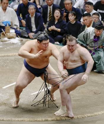 Autum Grand Sumo Tournament Yokozuna Onosato (L) beats ozeki Aonishiki on the final day of the 15-day Autumn Grand Sumo Tournament at Ryogoku Kokugikan hall in Tokyo on Sept. 27, 2026, winning his sixth Emperor s Cup.  A14AA0005628933P