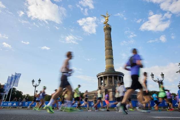 52. Berlin-Marathon 2026 ** NUR FÜR REDAKTIONELLE ZWECKE ** EDITORIAL USE ONLY **<p>Teilnehmer laufen beim Berlin Marathon an der Siegessäule vorbei. Deutschland Berlin Berlin Copyright: JörgxCarstensen