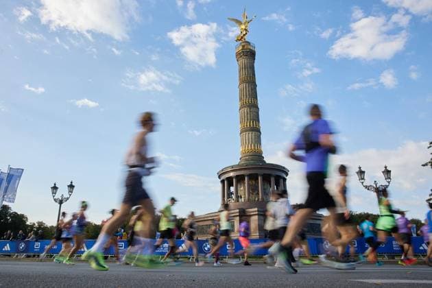 52. Berlin-Marathon 2026 ** NUR FÜR REDAKTIONELLE ZWECKE ** EDITORIAL USE ONLY **<p>Teilnehmer laufen beim Berlin Marathon an der Siegessäule vorbei. Deutschland Berlin Berlin Copyright: JörgxCarstensen