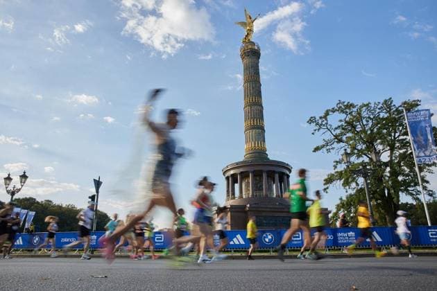 52. Berlin-Marathon 2026 ** NUR FÜR REDAKTIONELLE ZWECKE ** EDITORIAL USE ONLY **<p>Teilnehmer laufen beim Berlin Marathon an der Siegessäule vorbei. Deutschland Berlin Berlin Copyright: JörgxCarstensen