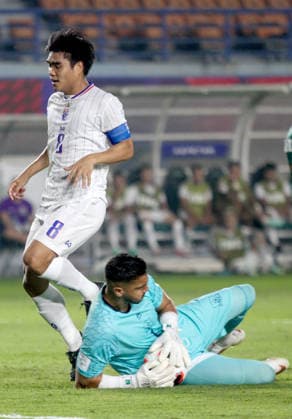 (260927) -- BANDUNG, Sept. 27, 2026 -- Yousuf Butt (R), goalkeeper of Pakistan makes a save after Thailand s Peeradol Chamrasamee s attack during the FIFA ASEAN Cup 2026 Division 1 Group B match between Pakistan and Thailand at Si Jalak Harupat Stadium in Bandung, West Java, Indonesia, Sept. 26, 2026. (Photo by Xinhua) (SP)INDONESIA-BANDUNG-FOOTBALL-FIFA ASEAN CUP 2026-DIVISION 1-GROUP B-PAKISTAN VS THAILAND SeptianjarxMuharam 
