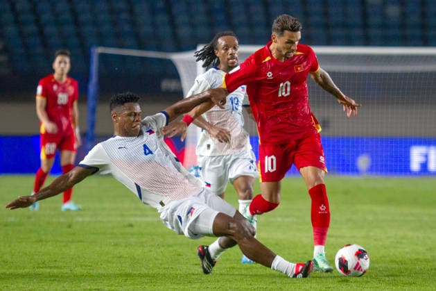 (260927) -- BANDUNG, Sept. 27, 2026 -- Do Hoang Hen (R) of Vietnam vies with Jefferson Tabinas (L) of the Philippines during the FIFA ASEAN Cup 2026 Division 1 Group B match between Vietnam and the Philippines at Si Jalak Harupat Stadium in Bandung, West Java, Indonesia, Sept. 26, 2026. (Photo by Xinhua) (SP)INDONESIA-BANDUNG-FOOTBALL-FIFA ASEAN CUP 2026-DIVISION 1-GROUP B-VIETNAM VS THE PHILIPPINES SeptianjarxMuharam 