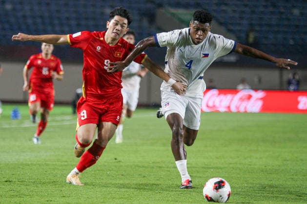 (260927) -- BANDUNG, Sept. 27, 2026 -- Nguyen Dinh Bac (L) of Vietnam vies with Jefferson Tabinas of the Philippines during the FIFA ASEAN Cup 2026 Division 1 Group B match between Vietnam and the Philippines at Si Jalak Harupat Stadium in Bandung, West Java, Indonesia, Sept. 26, 2026. (Photo by Xinhua) (SP)INDONESIA-BANDUNG-FOOTBALL-FIFA ASEAN CUP 2026-DIVISION 1-GROUP B-VIETNAM VS THE PHILIPPINES SeptianjarxMuharam 