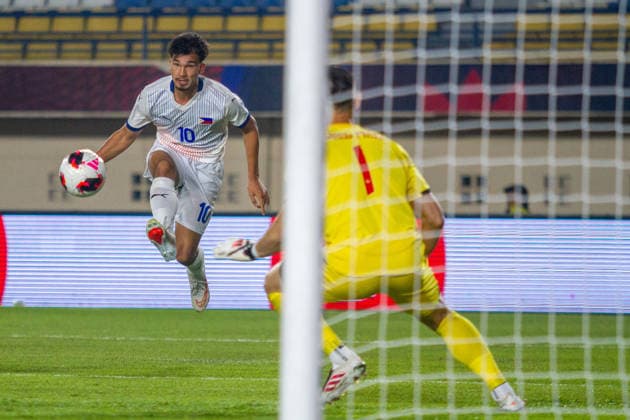 (260927) -- BANDUNG, Sept. 27, 2026 -- Bjorn Kristensen (L) of the Philippines kicks the ball during the FIFA ASEAN Cup 2026 Division 1 Group B match between Vietnam and the Philippines at Si Jalak Harupat Stadium in Bandung, West Java, Indonesia, Sept. 26, 2026. (Photo by Xinhua) (SP)INDONESIA-BANDUNG-FOOTBALL-FIFA ASEAN CUP 2026-DIVISION 1-GROUP B-VIETNAM VS THE PHILIPPINES SeptianjarxMuharam 