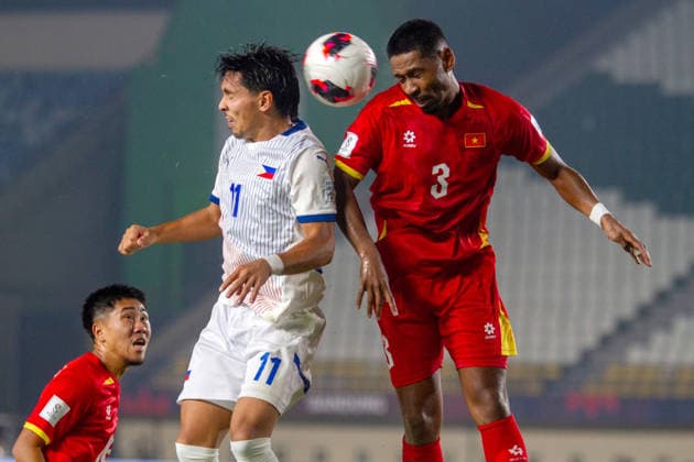 (260927) -- BANDUNG, Sept. 27, 2026 -- Cao Pendant Quang Vinh (top R) of Vietnam vies with Randy Schneider (top L) of the Philippines during the FIFA ASEAN Cup 2026 Division 1 Group B match between Vietnam and the Philippines at Si Jalak Harupat Stadium in Bandung, West Java, Indonesia, Sept. 26, 2026. (Photo by Xinhua) (SP)INDONESIA-BANDUNG-FOOTBALL-FIFA ASEAN CUP 2026-DIVISION 1-GROUP B-VIETNAM VS THE PHILIPPINES SeptianjarxMuharam 