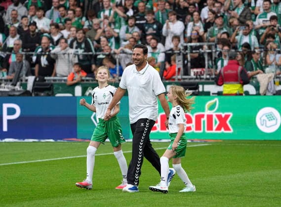 Foto : Claudio PIZZARO (Bremen) begrüsst die Fans Fussball Bundesliga Sonderspiel , am Sa. 26.09.2026 Jubiläumsspiel 100 Jahre Weserstadion Werder Bremen Legenden - Real Madrid Leyendas