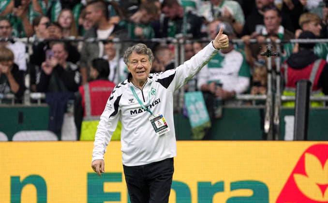 Foto : Bremens ex - Trainer Otto Rehhagel begrüsst die Fans vor Spielbeginn Fussball Bundesliga Sonderspiel , am Sa. 26.09.2026 Jubiläumsspiel 100 Jahre Weserstadion Werder Bremen Legenden - Real Madrid Leyendas