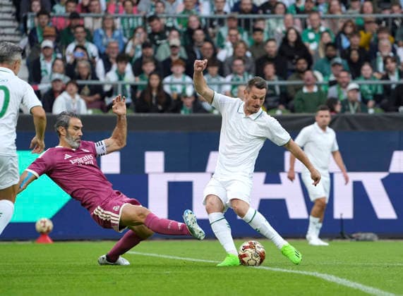 Foto : Markus Rosenberg (Bremen) gegen Fernando SANZ (Real , links) Fussball Bundesliga Sonderspiel , am Sa. 26.09.2026 Jubiläumsspiel 100 Jahre Weserstadion Werder Bremen Legenden - Real Madrid Leyendas