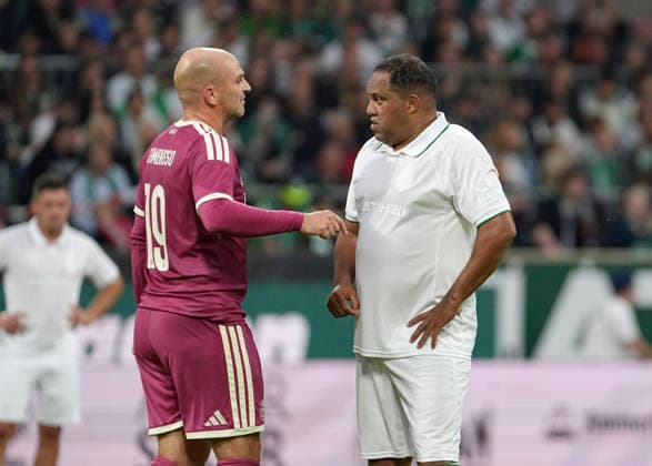 Foto : Ailton (rechts , Bremen) im Gespräch mit .... Esteban Cambiasso , links , Real Fussball Bundesliga Sonderspiel , am Sa. 26.09.2026 Jubiläumsspiel 100 Jahre Weserstadion Werder Bremen Legenden - Real Madrid Leyendas