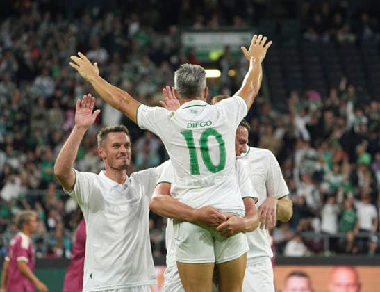 Foto : Torjubel bei den Werder Legenden , Torschütze DIEGO (10) wird gefeiert von Per Mertesacker (rechts) und Markus Rosenberg Fussball Bundesliga Sonderspiel , am Sa. 26.09.2026 Jubiläumsspiel 100 Jahre Weserstadion Werder Bremen Legenden - Real Madrid Leyendas