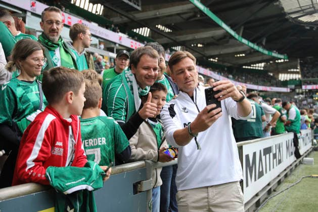Foto : PEPE ( Werder ) schreibt Autogramme und macht ein paar Selfies mit den Werder Fans Fussball Bundesliga Sonderspiel , am Sa. 26.09.2026 Jubiläumsspiel 100 Jahre Weserstadion Werder Bremen Legenden - Real Madrid Leyendas
