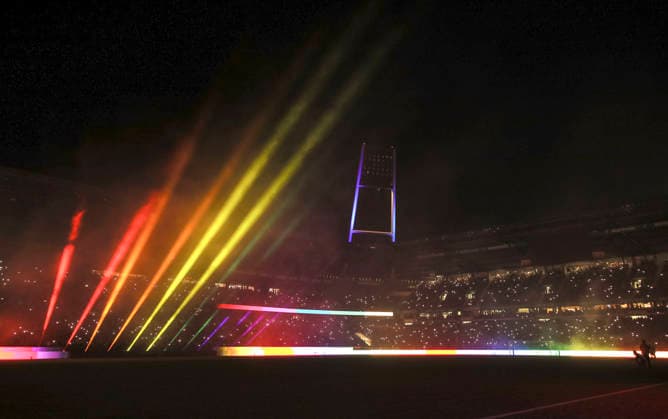 Foto : Light - und Lasershow im Bremer Stadion kurz vor dem Schlusspfiff , das Flutlicht ging aus und im fast verdunkelten Stadion drehten die Spieler eine Ehrenrunde Fussball Bundesliga Sonderspiel , am Sa. 26.09.2026 Jubiläumsspiel 100 Jahre Weserstadion Werder Bremen Legenden - Real Madrid Leyendas