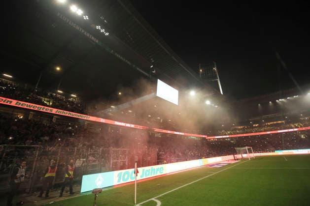 Foto : Light - und Lasershow im Bremer Stadion kurz vor dem Schlusspfiff , das Flutlicht ging aus und im fast verdunkelten Stadion drehten die Spieler eine Ehrenrunde Fussball Bundesliga Sonderspiel , am Sa. 26.09.2026 Jubiläumsspiel 100 Jahre Weserstadion Werder Bremen Legenden - Real Madrid Leyendas