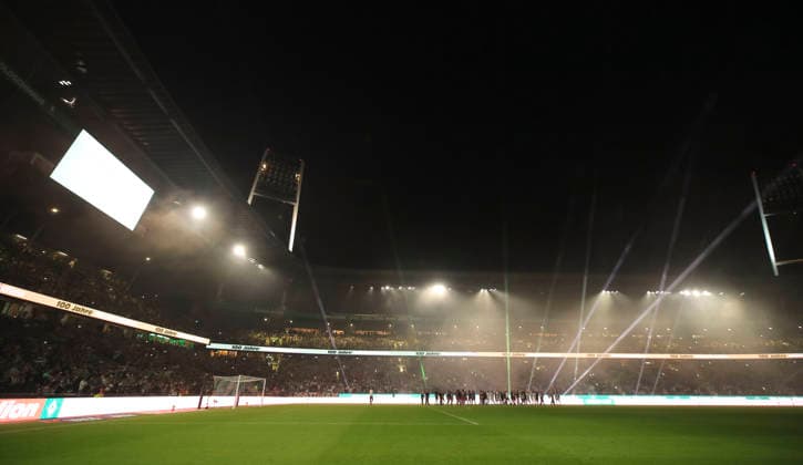 Foto : Light - und Lasershow im Bremer Stadion kurz vor dem Schlusspfiff , das Flutlicht ging aus und im fast verdunkelten Stadion drehten die Spieler eine Ehrenrunde Fussball Bundesliga Sonderspiel , am Sa. 26.09.2026 Jubiläumsspiel 100 Jahre Weserstadion Werder Bremen Legenden - Real Madrid Leyendas