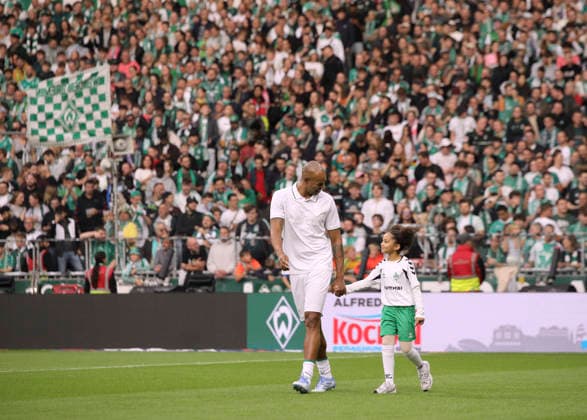 Foto : Naldo (Bremen , bürgerlich Ronaldo Aparecido Rodrigues ) bei der Teamvorstellung , mit einem der Ballmädchen Einlaufkinder - seiner Tochter Liz - an der Hand betritt er das Spielfeld ... und geniesst das Bad in der Menge Fussball Bundesliga Sonderspiel , am Sa. 26.09.2026 Jubiläumsspiel 100 Jahre Weserstadion Werder Bremen Legenden - Real Madrid Leyendas