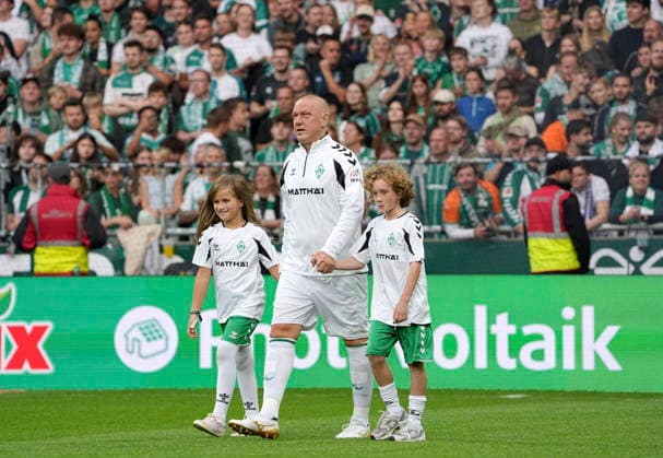 Foto : Ivan Klasnic (Bremen) betritt das Stadion mit 2 Ballkindern Fussball Bundesliga Sonderspiel , am Sa. 26.09.2026 Jubiläumsspiel 100 Jahre Weserstadion Werder Bremen Legenden - Real Madrid Leyendas