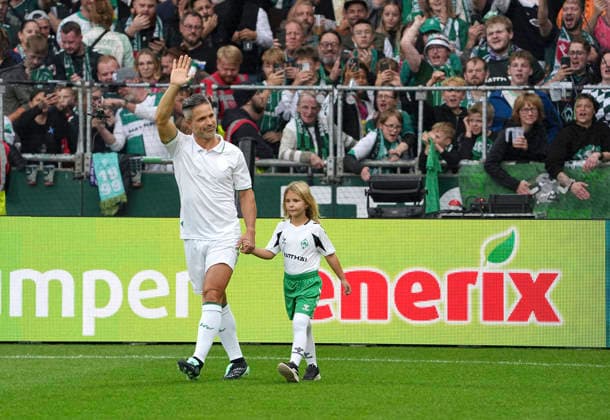 Foto : Diego (Bremen) begrüsst die Fans Fussball Bundesliga Sonderspiel , am Sa. 26.09.2026 Jubiläumsspiel 100 Jahre Weserstadion Werder Bremen Legenden - Real Madrid Leyendas