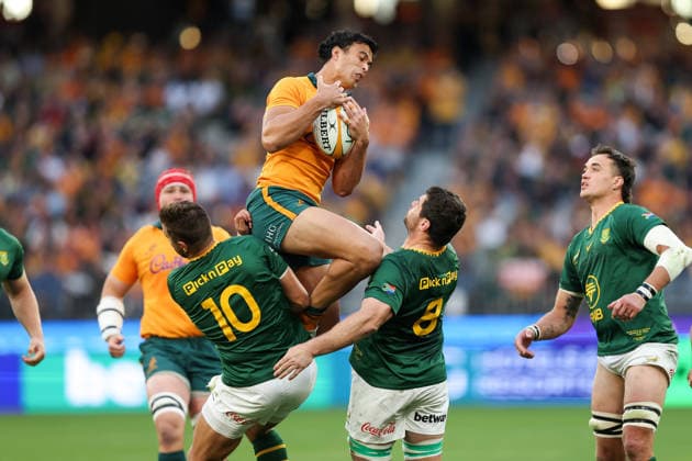 RUGBY UNION AUSTRALIA SOUTH AFRICA, Joseph-Aukuso Suaalii of the Wallabies attempts to catch the ball over Handre Pollard of the Springboks during the international rugby test match between the Australian Wallabies and South Africa at Optus Stadium in Perth, Sunday, September 27, 2026. ( NO ARCHIVING, EDITORIAL USE ONLY PERTH Western Australia Australia  Copyright: xTravisxHaytox 20260927198370726780
